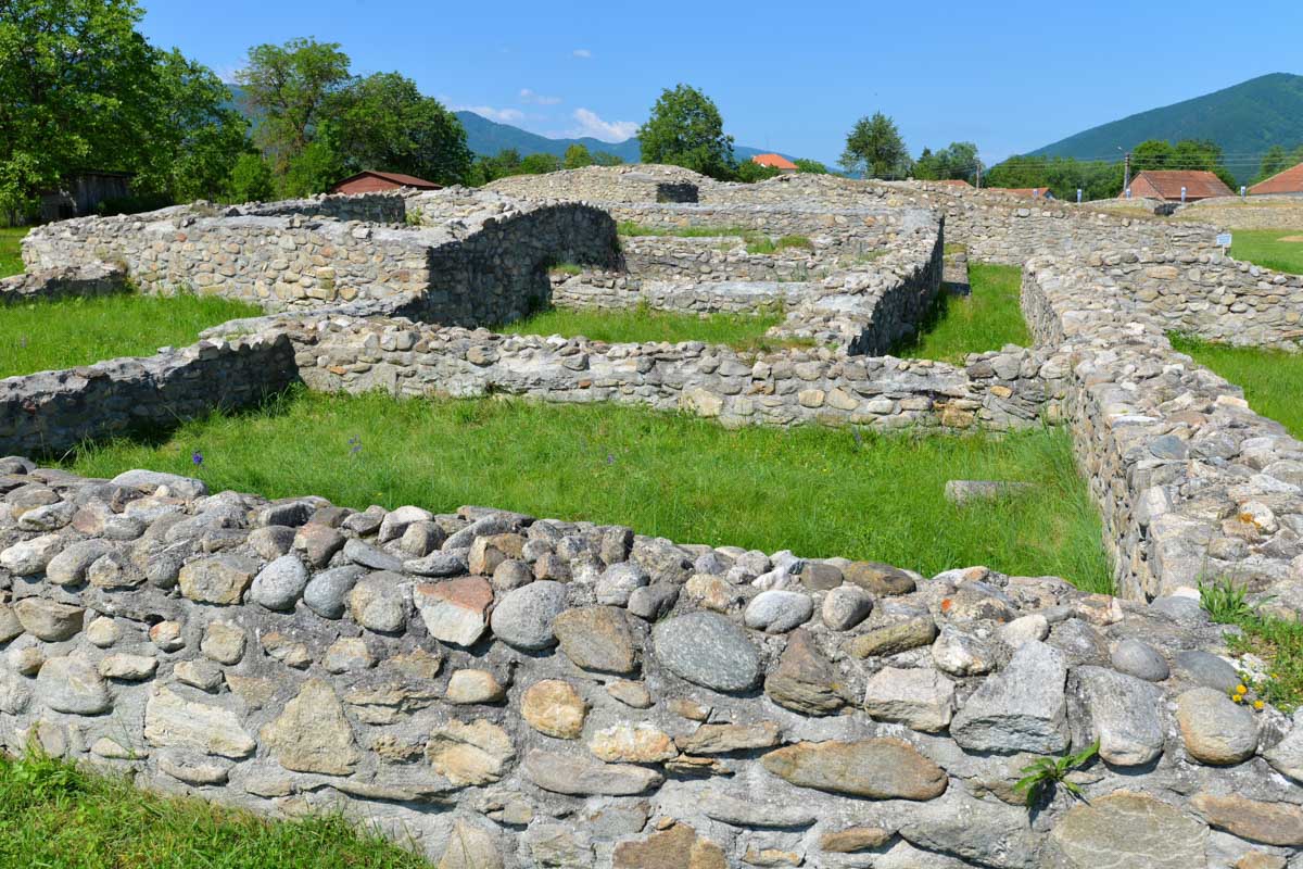 Überreste des Nemesis-Tempels in Ulpia Traiana Sarmizegetusa Regia, Rumänien