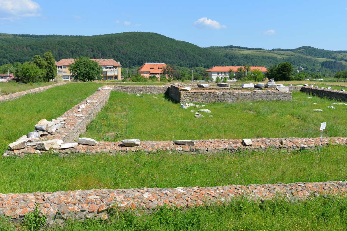 Die Ruinen von Ulpia Traiana Sarmizegetusa Regia können gegen eine vernachlässigbare Eintrittsgebühr jederzeit bei Tageslicht besichtigt werden, Rumänien