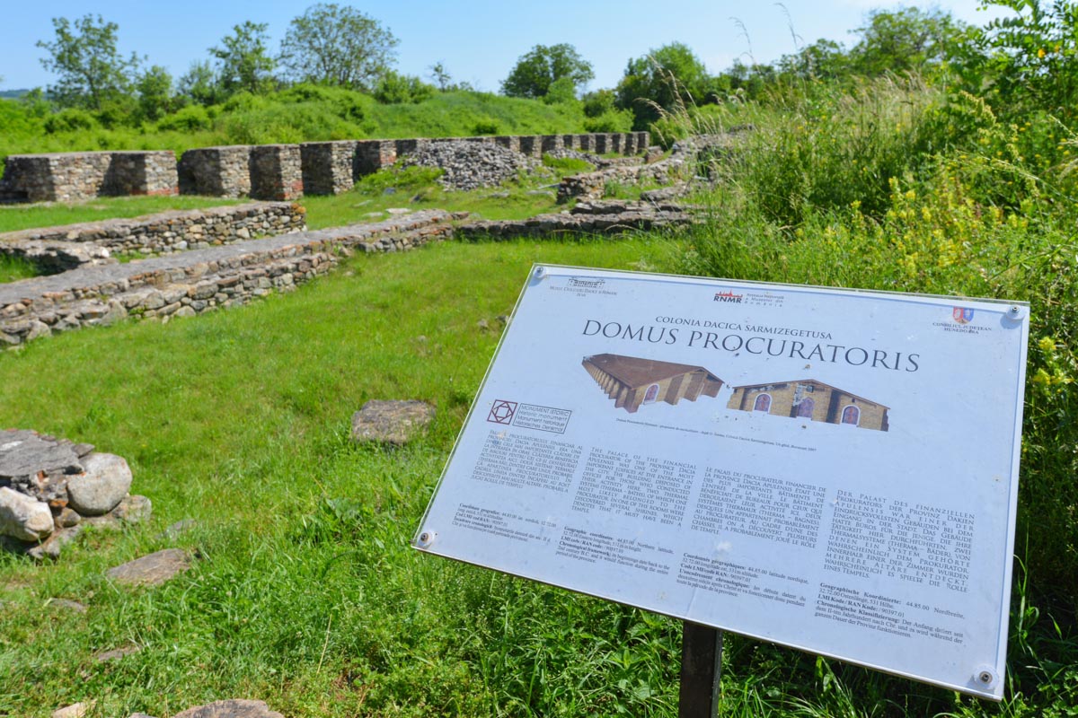 Die wohlhabenden Einwohner der Provinzhauptstadt Ulpia Traiana Sarmizegetusa Regia im Zentrum von Rumänien bauten ihre Häuser großzügig aus Stein