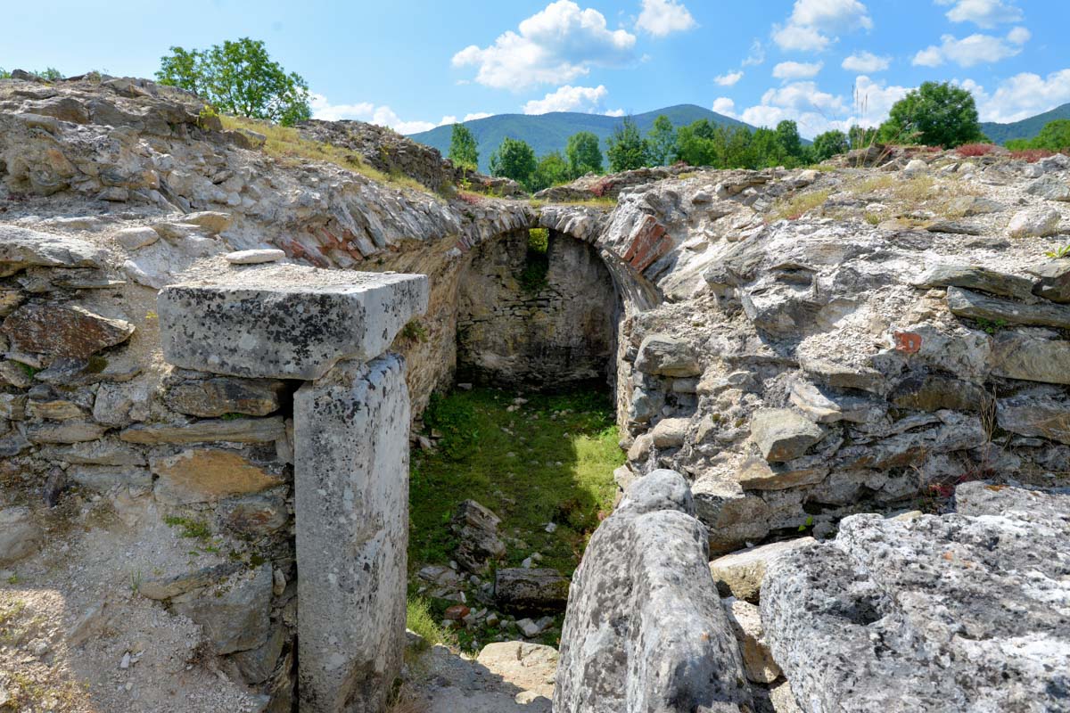 n der „Curia“, dem Versammlungshaus, am Forum von Ulpia Traiana Sarmizegetusa Regia in Rumänien hielten die Römer einst ihre Ratssitzungen ab