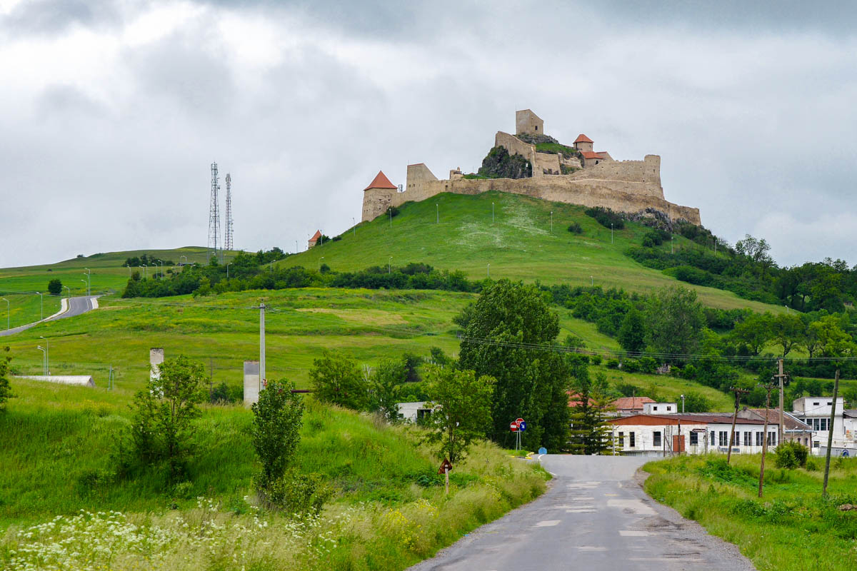 Die Festung von Rupea thront weithin sichtbar auf dem 121m hohen Cohalm („Basalt“)-Hügel und ist daher auch als Kohalmer-Burg bekannt, Rumänien