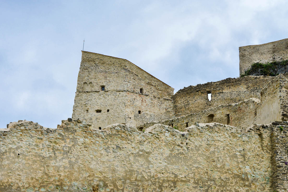 Zehn Wehrtürme mit Pultdächern bewachten einst die vier Burghöfe der Festung von Rupea in Rumänien
