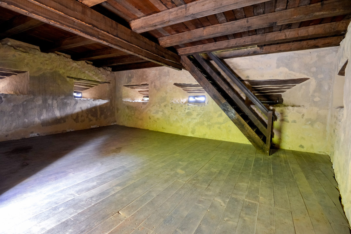 Schießscharten in den Mauern der Repser Burg, dem Wahrzeichen der Stadt Rupea im zentralen Rumänien