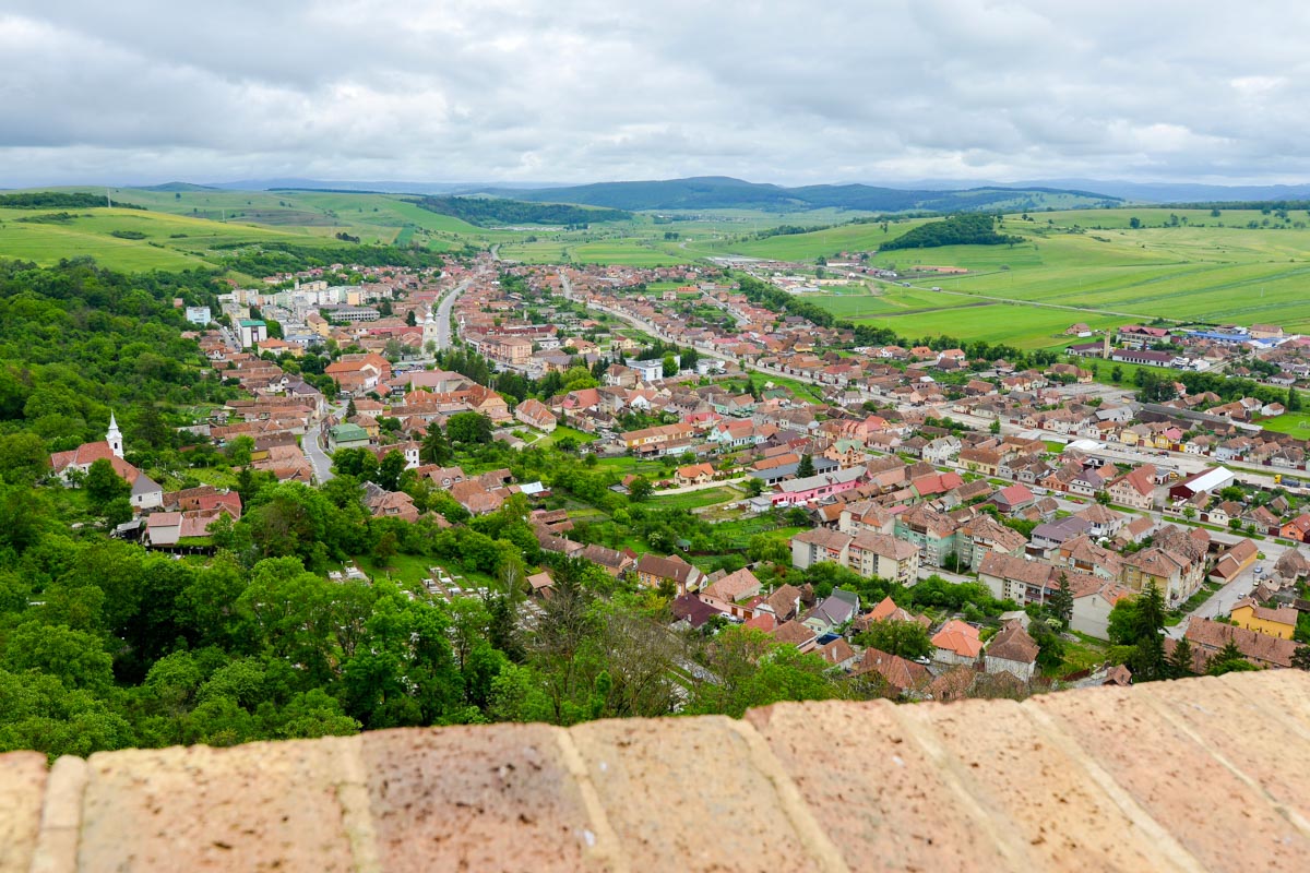 Herrlicher Ausblick von der Festung von Rupea auf die Stadt und ihre Umgebung, Rumänien