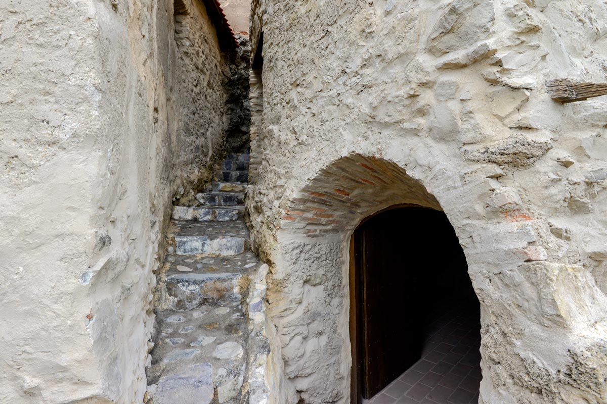 Die einzelnen Innenhöfe der Festung von Rupea sind durch ein System aus Toren und Treppen verbunden, Rumänien