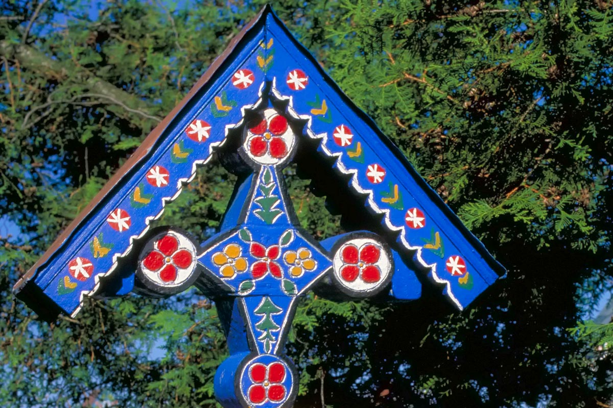Ein Holzkreuz am Fröhlichen Friedhof in der Ortschaft Săpânţa im Nordwesten Rumäniens in der Region Maramureș