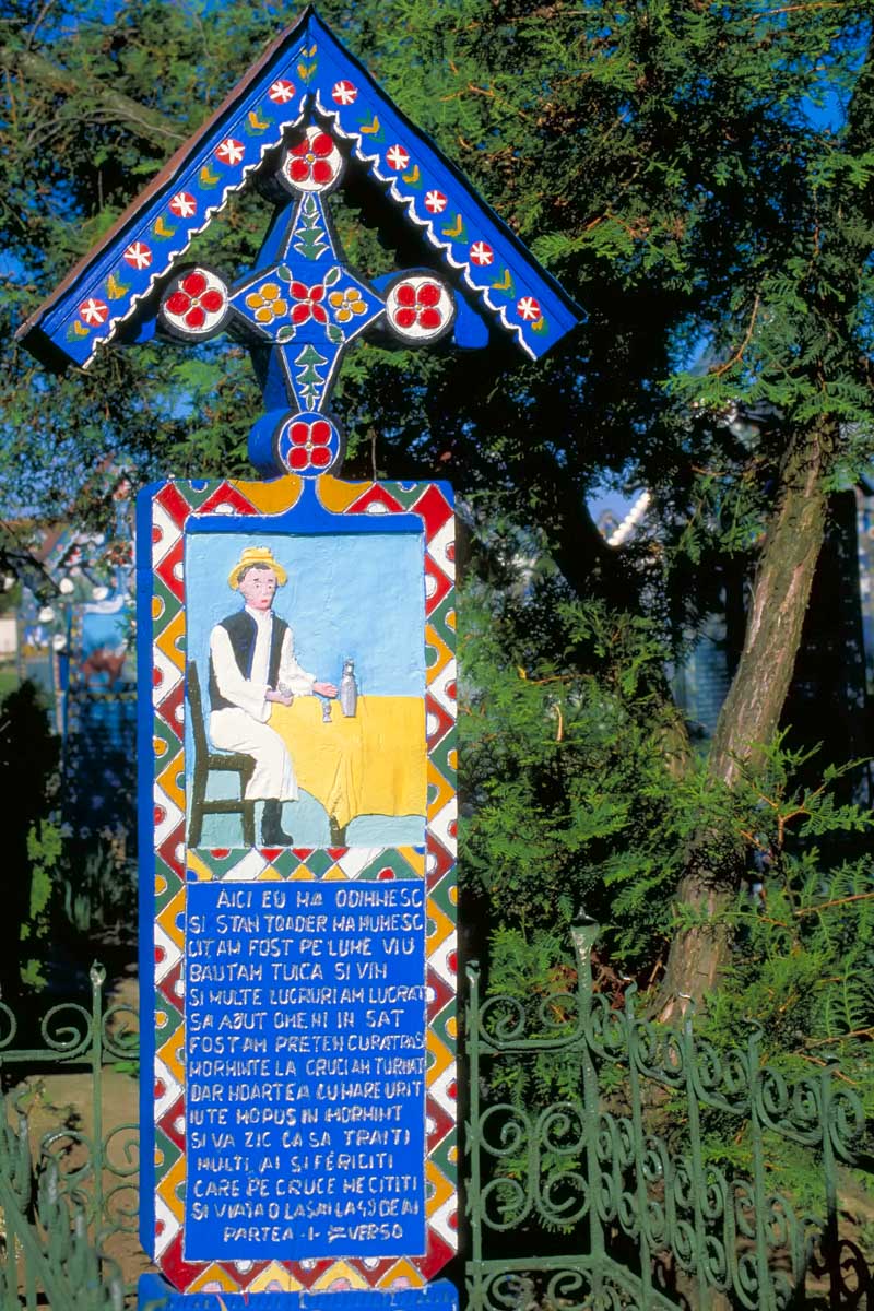 Ein Holzkreuz am Fröhlichen Friedhof in der Ortschaft Săpânţa im Nordwesten Rumäniens in der Region Maramureș