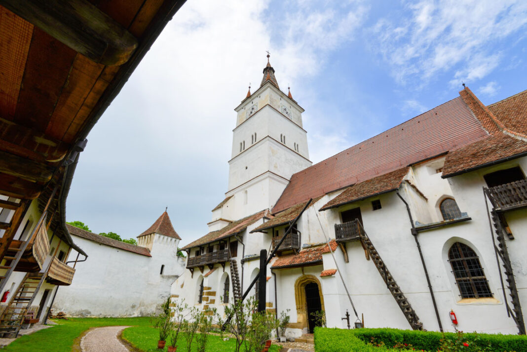 Die gewaltige Kirchenburg in Hărman ist eine der besterhaltenen Kirchenburgen Rumäniens und hat einige bauliche Besonderheiten zu bieten - © FRASHO / franks-travelbox