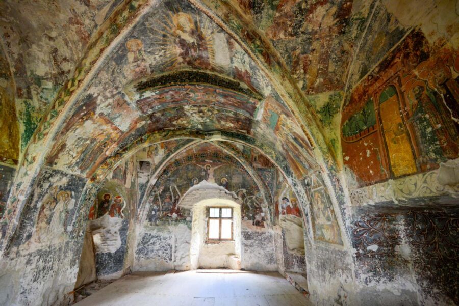 Im einzigen Turm mit Pultdach der Kirchenburg von Hărman verbirgt sich eine Kapelle mit spektakulären Fresken, Rumänien - © FRASHO / franks-travelbox