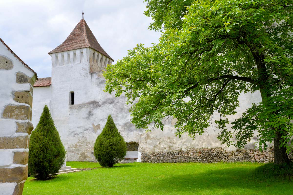 Die heute noch erhaltene Mauer der Kirchenburg von Hărman ist 12m hoch, bis zu 4m dick und enthält sieben vierstöckige Türme, Rumänien