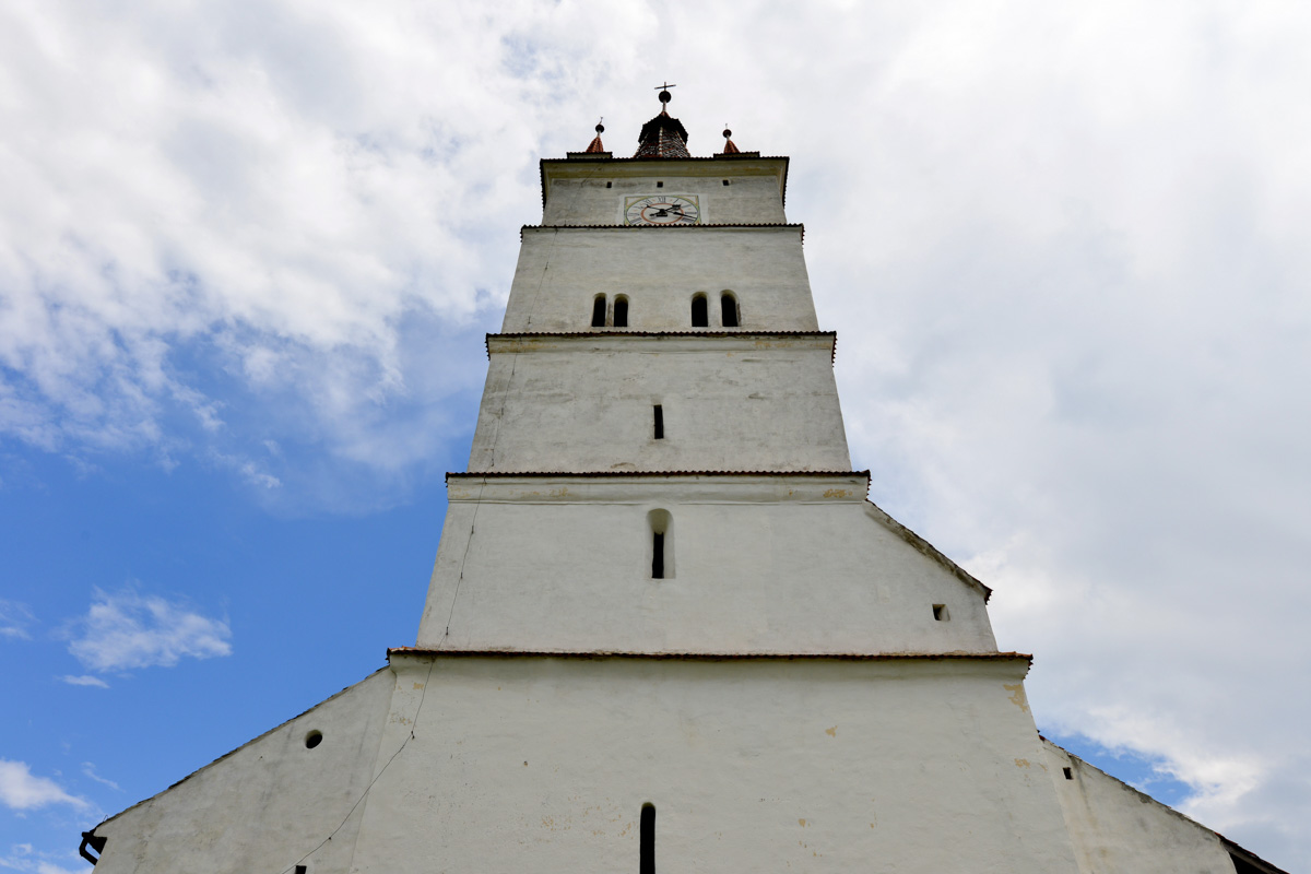 Der achtstöckige Glockenturm der Wehrkirche von Hărman erreichte eine stattliche Höhe von 58 Metern und ist weit über die Burgmauern hinaus sichtbar, Rumänien