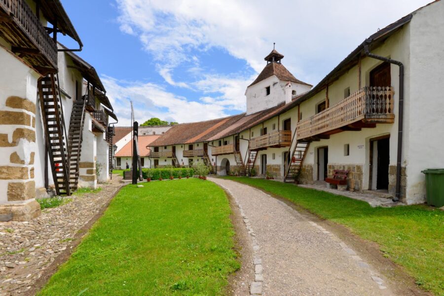 Entlang der Ringmauern der Wehrkirche von Hărman wurden zahlreiche Räumlichkeiten angelegt, die früher den Einwohnern der Ortschaft während einer Belagerung Schutz boten, Rumänien - © FRASHO / franks-travelbox
