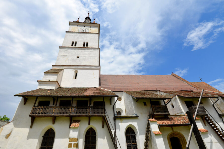 Die Vorratskammern an der Fassade der Kirchenburg von Hărman können noch heute über hölzerne Treppen betreten werden, Rumänien - © FRASHO / franks-travelbox