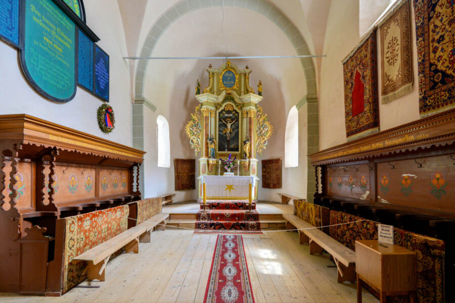Der goldene Barockaltar und die orientalischen Teppiche sind im Inneren der Kirchenburg von Hărman sehenswert, Rumänien - © FRASHO / franks-travelbox