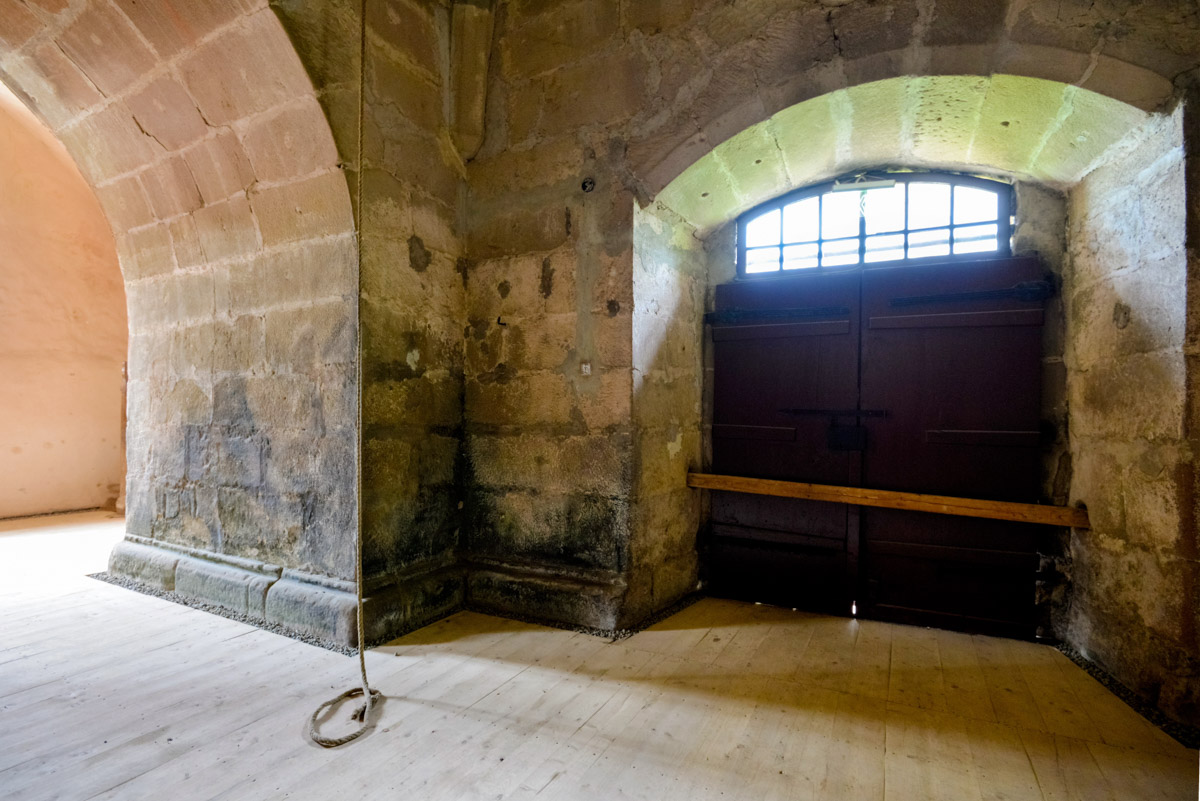 Hinterausgang der Kirchenburg von Hărman unter der Orgelempore, Rumänien