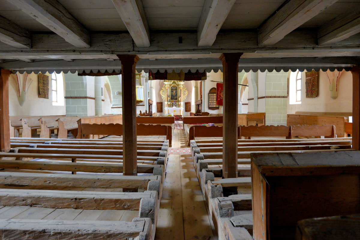 Unterhalb der Orgelempore sind in der Kirchenburg von Hărman originale Kirchenbänke aus den vergangenen Jahrhunderten zu sehen, Rumänien