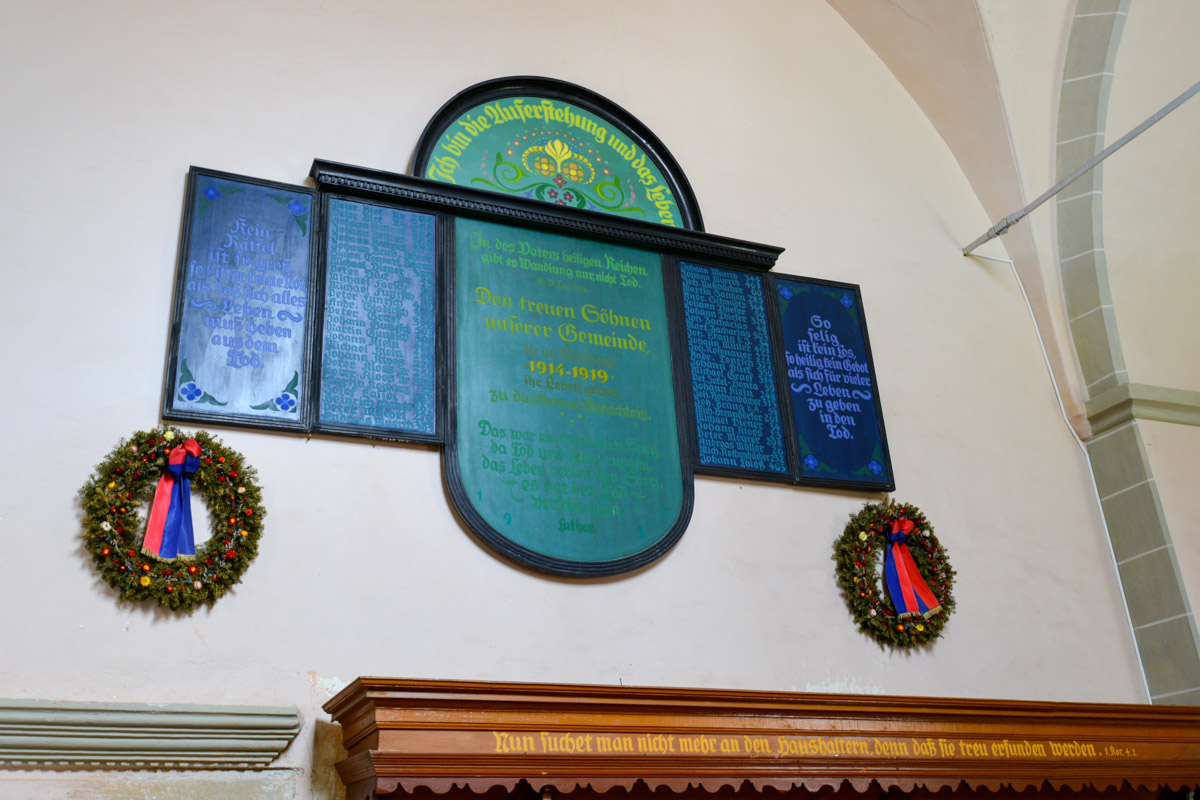 Denkmal an die gefallenen des Ersten Weltkriegs in der Kirchenburg von Hărman, Rumänien