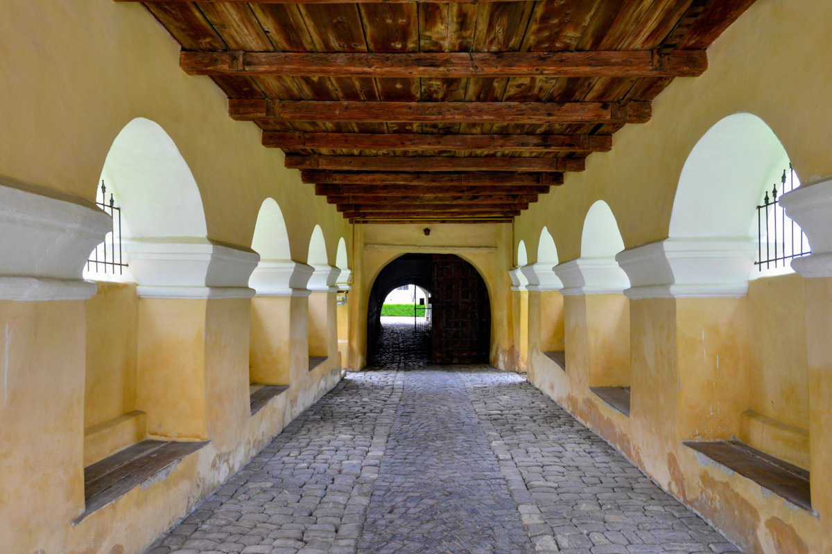 Der Zugang zur Kirchenburg von Hărman erfolgt über eine Brücke über den Burggraben und durch einen dunklen Gang im Torhaus, Rumänien