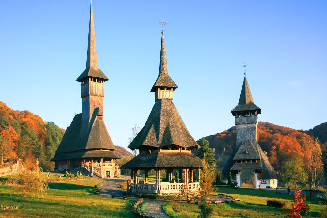 Drei Holzkirchen aus dem 17. und 18. Jahrhundert in der Ortschaft Bârsana in der Region Maramureș, Rumänien - © Rechitan Sorin / Shutterstock