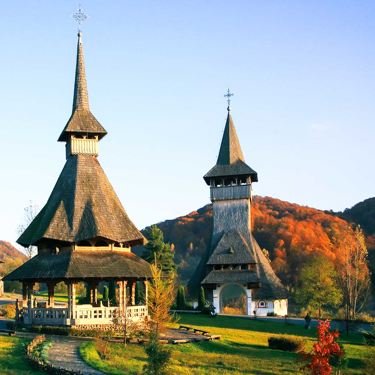 Drei Holzkirchen aus dem 17. und 18. Jahrhundert in der Ortschaft Bârsana in der Region Maramureș, Rumänien