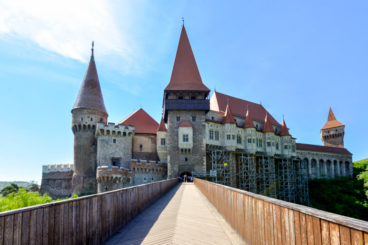 Die eindrucksvolle Burg von Hunedoara erfüllt mit Türmen, Zinnen, Burggraben und Rittersaal alle Anforderungen einer mittelalterlichen Ritterburg, Rumänien