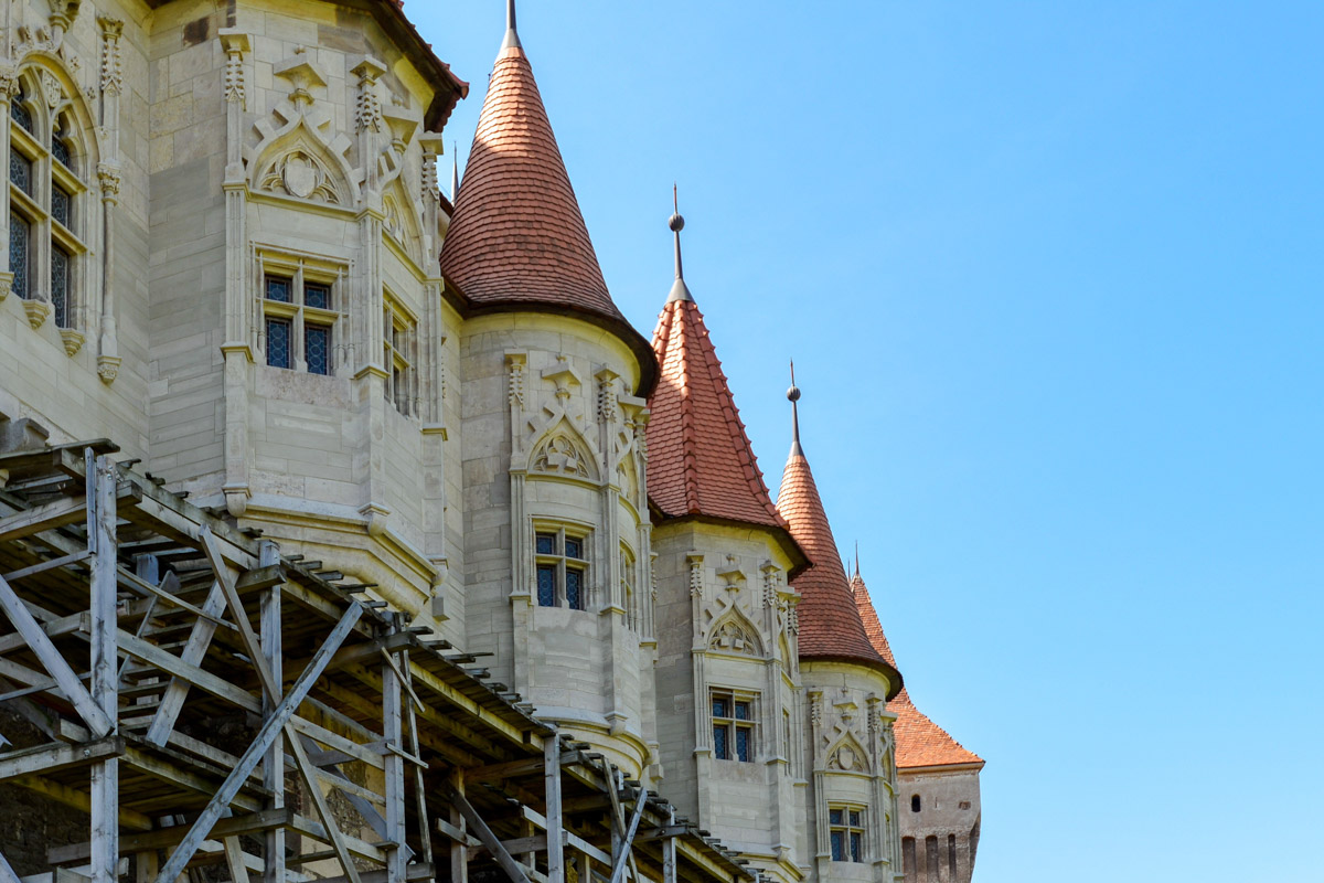 Die Verzierungen der schmucken Türmchen an der Burg von Hunedoara rechts neben dem Burgtor sind einen zweiten Blick wert, Rumänien