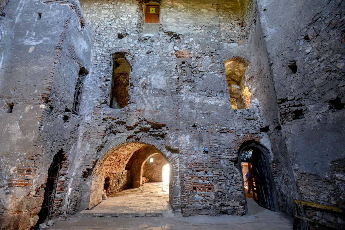 Dank seiner gruselige anmutenden Mauern gingen in der Burg von Hunedoara in Rumänien bereits einige Mystery-Sendungen auf Geisterjagd