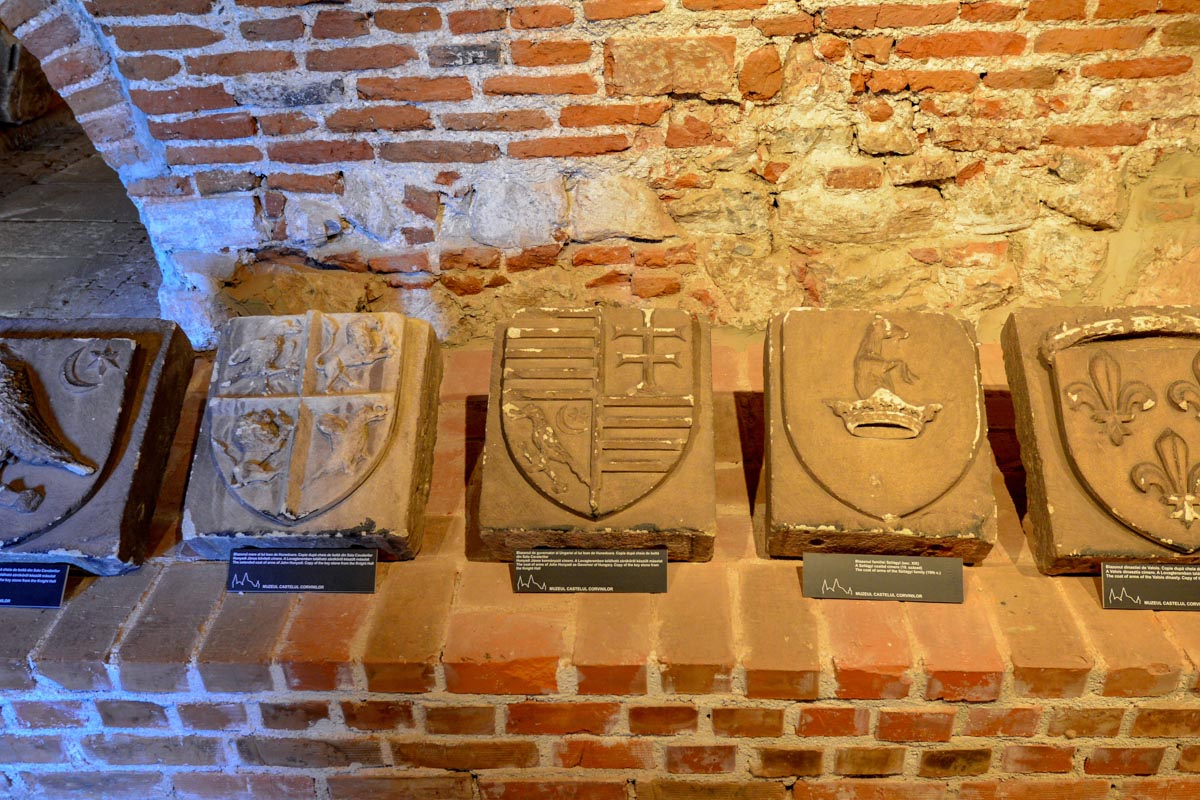 Zahlreiche Wappen zeugen von den einstigen Burgherrn der Festung von Hunedoara, Rumänien