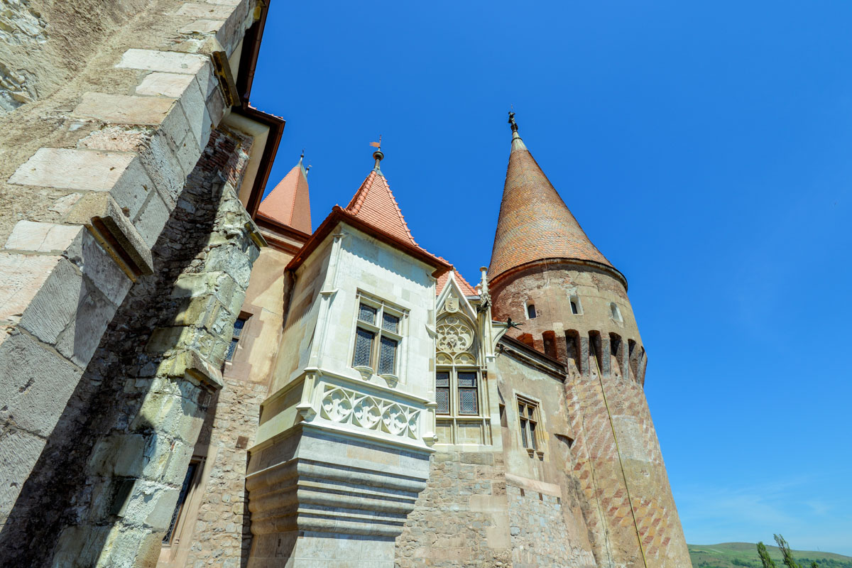 Die Bilderbuch-Burg von Hunedoara in Rumänien hat in den letzten Jahrhunderten zahlreiche berühmte Könige und Fürsten beherbergt