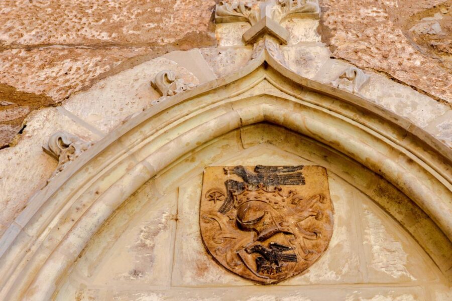 Das Wappen von Matthias Corvinus, der Rabe mit dem Ring im Schnabel, ist an vielen Stellen der Burg von Hunedoara zu finden, Rumänien - © FRASHO / franks-travelbox