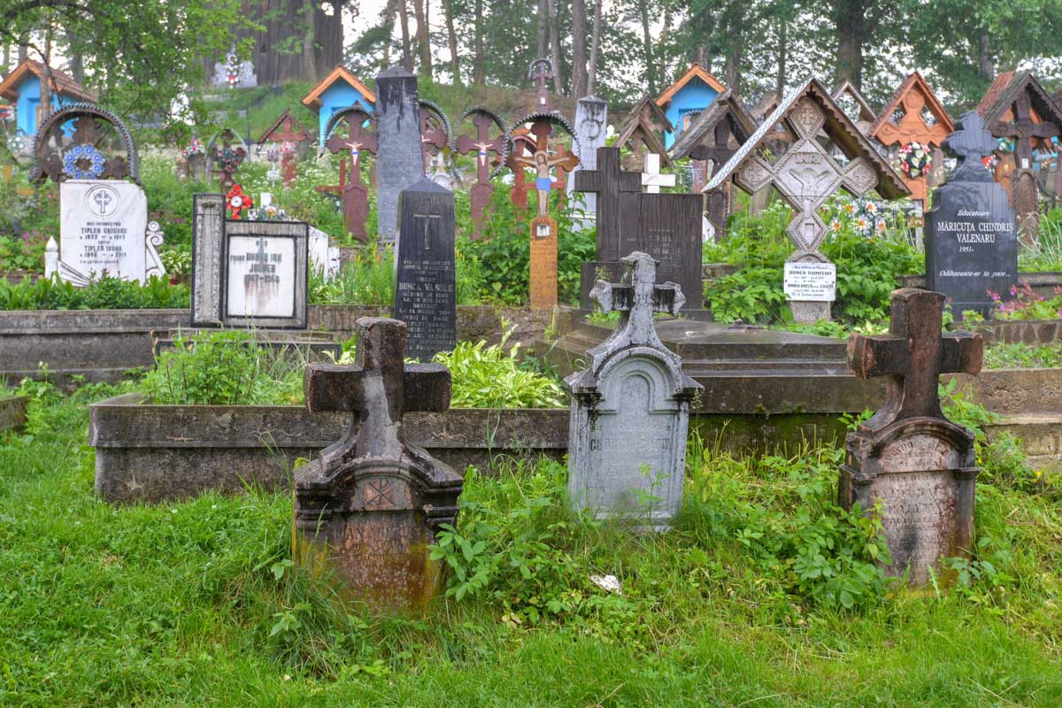 Zahlreiche Kreuze und Grabsteine aller Art umgeben die Holzkirche von Ieud im Norden Rumäniens