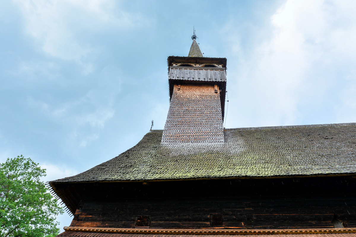 Im Gegensatz zu den meisten anderen Holzkirchen in Rumänien besteht die Holzkirche von Ieud nicht aus Eichen-, sondern aus Tannenholz