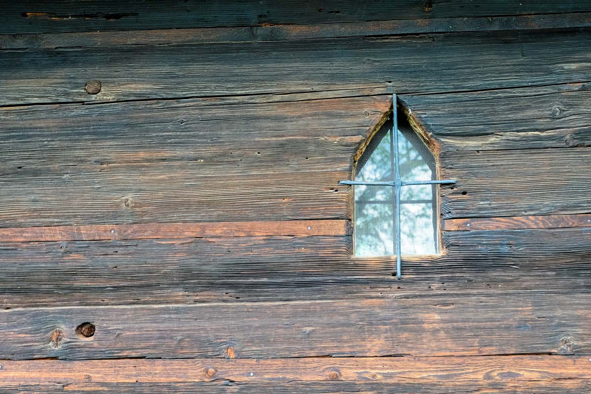 Nur durch winzige Fenster dringt Tageslicht ins Innere der Holzkirche von Ieud, Rumänien