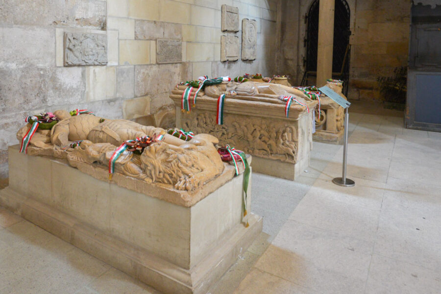 In der katholischen Kirche von Alba Iulia, Rumänien, liegt die Familie Hunyadi begraben, von denen János von 1446 bis 1452 König von Ungarn war - © FRASHO / franks-travelbox
