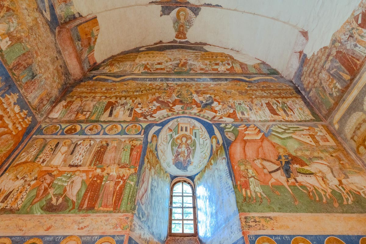 47 verschiedene Farbschattierungen lassen die kunstvollen Fresken der Klosterkirche Arbore in Rumänien regelrecht lebendig erscheinen