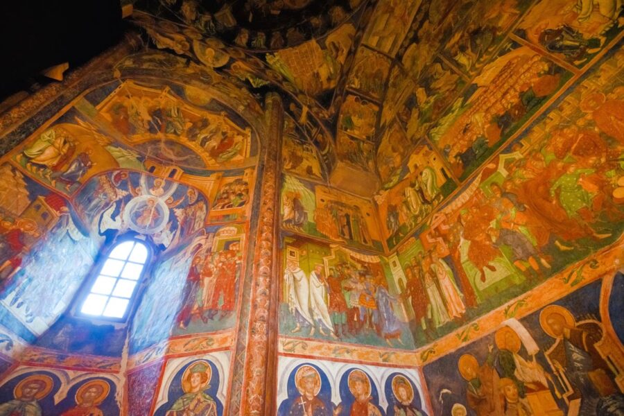 Der Innenraum der Kirche von Arbore ist zur Gänze mit farbenprächtigen Motiven übersät, Rumänien - © FRASHO / franks-travelbox