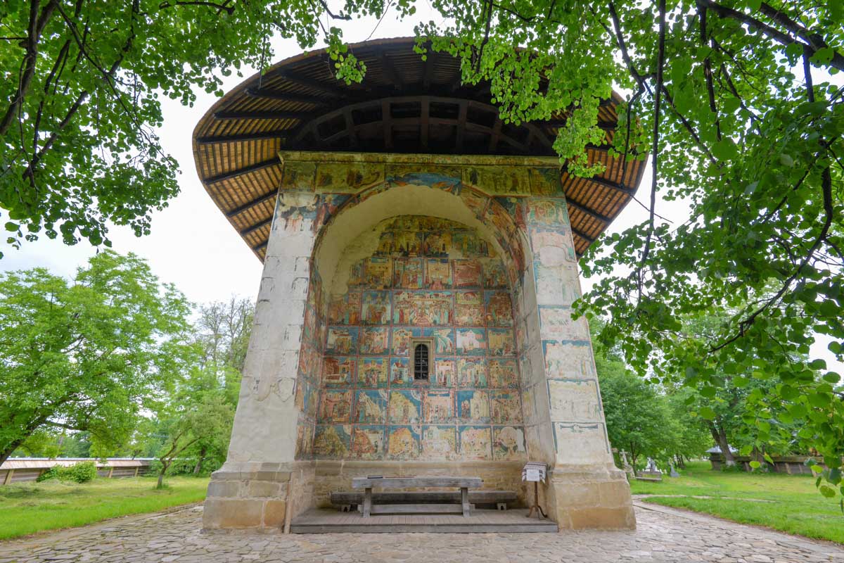 An der Westfassade mit ihrer fast 2m tiefen Nische ist am Arbore-Kloster neben dem Leben von Heiligen die Schöpfung der Welt dargestellt, Rumänien