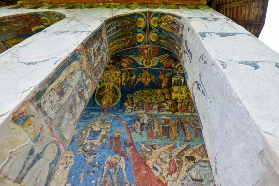 Da die Fresken hinter den Bögen besser geschützt waren, sind sie hier auch besser erhalten, als an den Außenmauern des Klosters Humor, Rumänien - © FRASHO / franks-travelbox