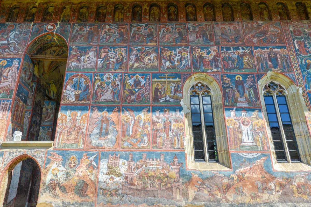 Das Kloster Moldovița beeindruckt vor allem durch die Liebe zum Detail, mit der die Kunstwerke gefertigt wurden, Rumänien
