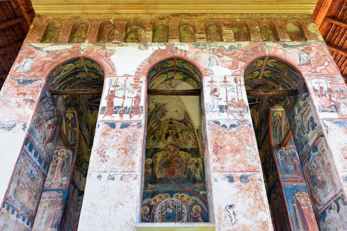 Sowohl die Außenmauer als auch das Innere des Vorbaus am Kloster Moldovița schmücken Szenen aus dem Jüngsten Gericht, Rumänien