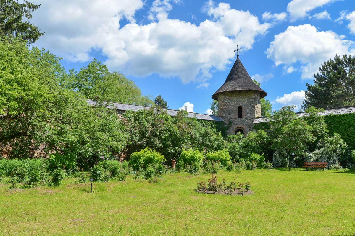 Die imposante Klosterkirche von Moldovița ist von 5m hohen und gut 1m dicken Mauern mit kreisrunden steinernen Wehrtürmen umgeben, Rumänien
