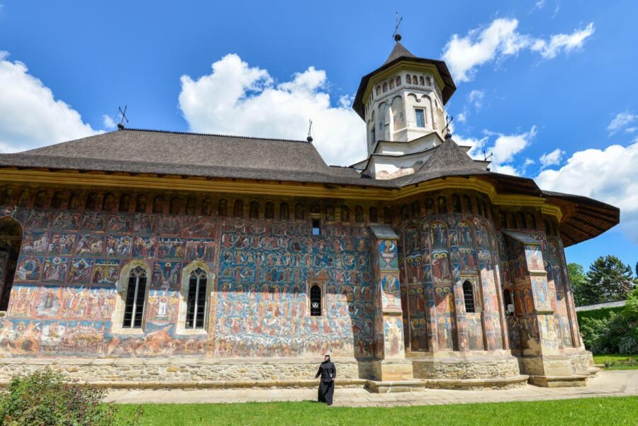 Das Moldovița-Klosters wurde von einer heimischen Nonne einst treffend als „Heilige Schrift in Farbe“ bezeichnet, Rumänien - © FRASHO / franks-travelbox