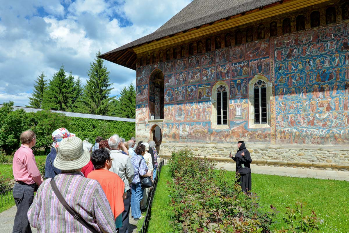 Eine deutsch sprechende Schwester informiert Besucher über die interessanten Details des Klosters Moldovița, Rumänien