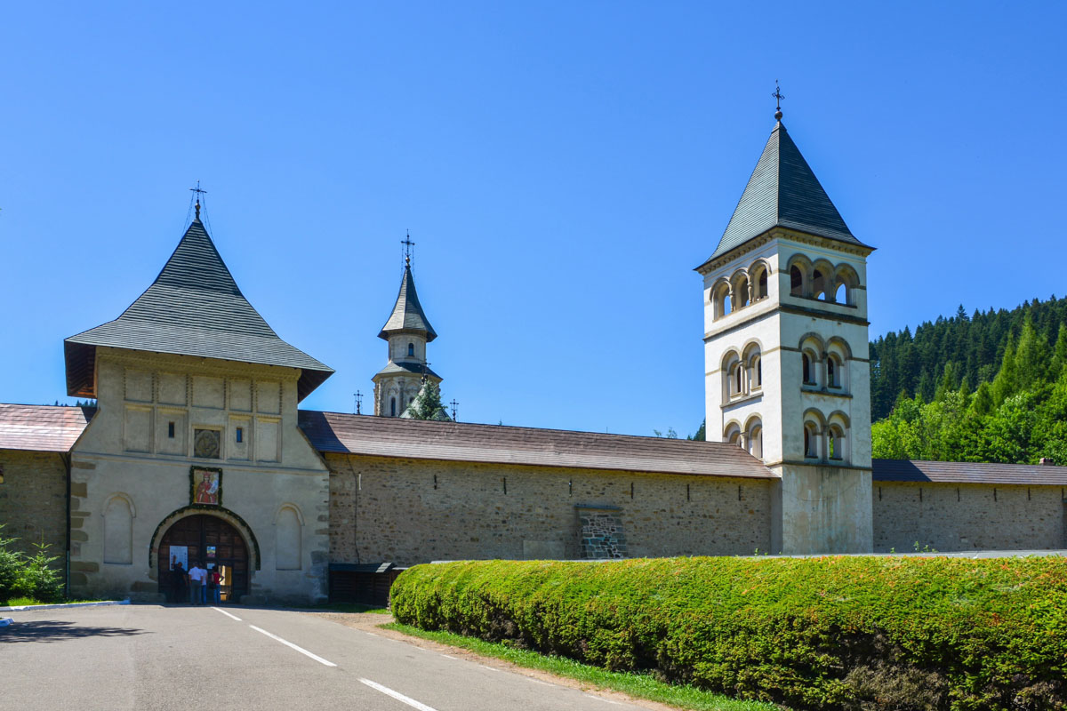 Durch ein Tor im Schatzturm aus dem Jahr 1481 wird das von einer dicken Mauer umschlossene Kloster von Putna betreten, Rumänien