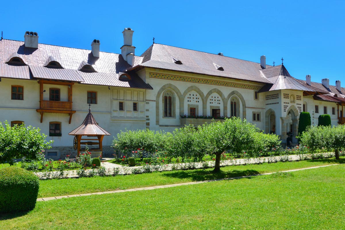 Am 3. September 1470 wurde das Kloster von Putna geweiht und entwickelte sich in den darauffolgenden Jahrhunderten zu einem geistlichen und kulturellen Zentrum in Rumänien