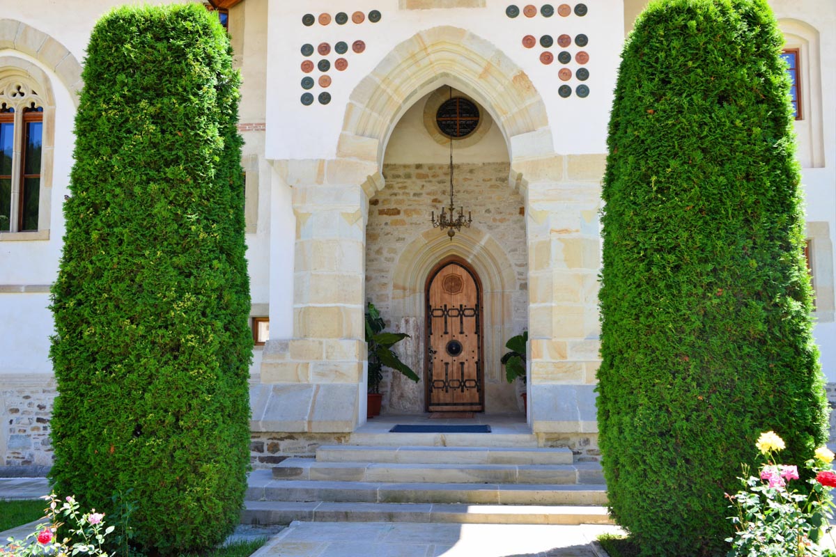 Aufgrund seiner tieferen Bedeutung für die Klöster der Bukowina ist das Kloster von Putna auch ohne Fresken einen Besuch wert, Rumänien