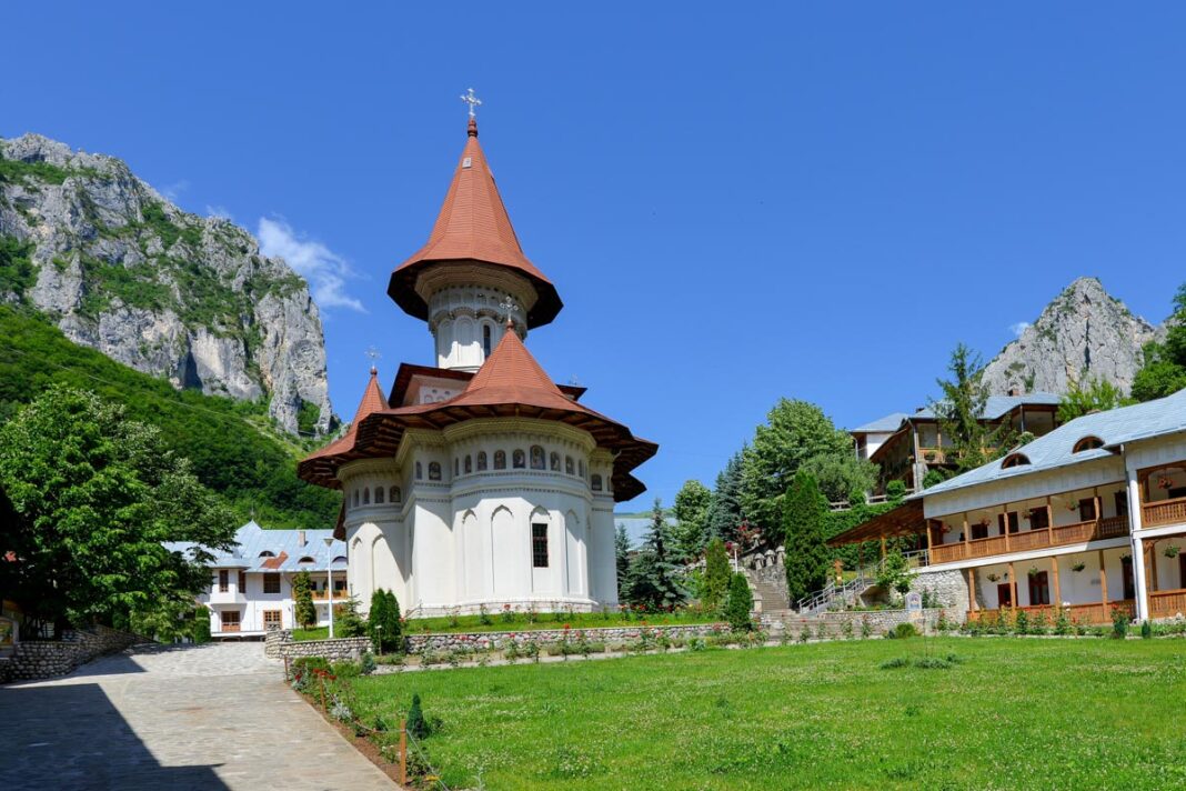 Das rumänisch-orthodoxe Kloster Râmeț fügt sich rund 40km nördlich von Alba Iulia malerisch in die schroffen Felsen des Trascău-Gebirges ein, Rumänien - © FRASHO / franks-travelbox