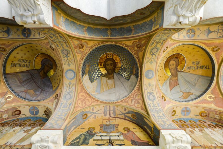 Die neue Kirche des Klosters Râmeț in Rumänien ist mit farbenprächtigen Malereien geschmückt, die dem schmucken Gotteshaus einen ganz besonderen Reiz verleihen - © FRASHO / franks-travelbox