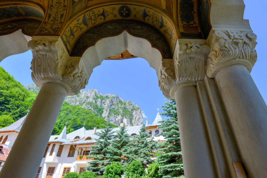 Das Kloster Râmeț eignet sich ideal als kostengünstiger Ausgangspunkt für Wanderungen und Trekking-Touren in die fantastische Bergwelt im Norden von Rumänien - © FRASHO / franks-travelbox