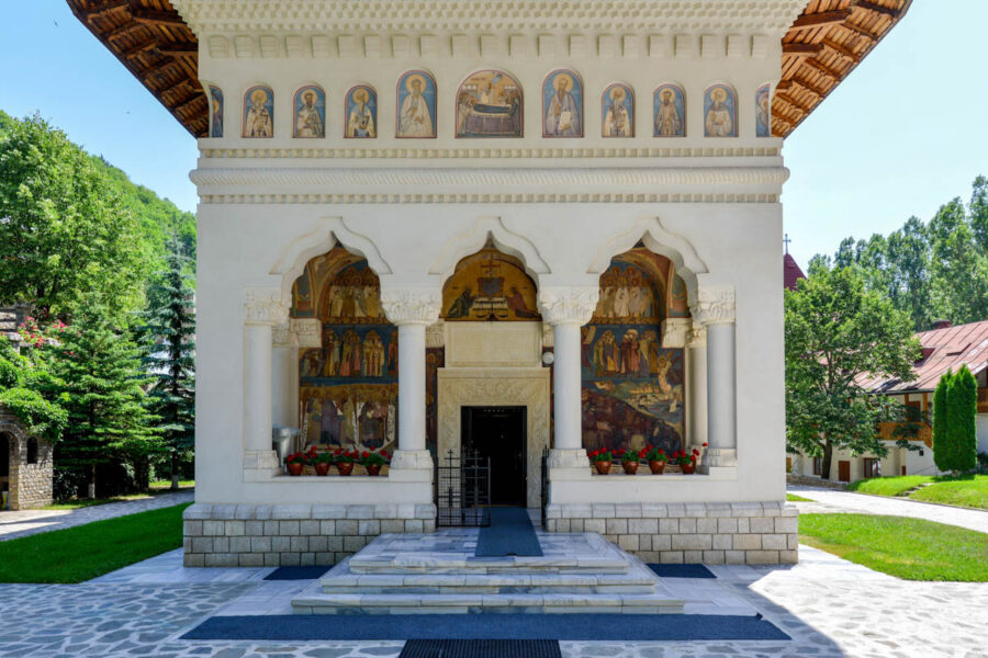 Rund 80 Nonnen leben im Kloster Râmeț, welches erst 1992 eine neue, nach zehnjährigem Bau fertiggestellte Klosterkirche erhielt, Rumänien - © FRASHO / franks-travelbox